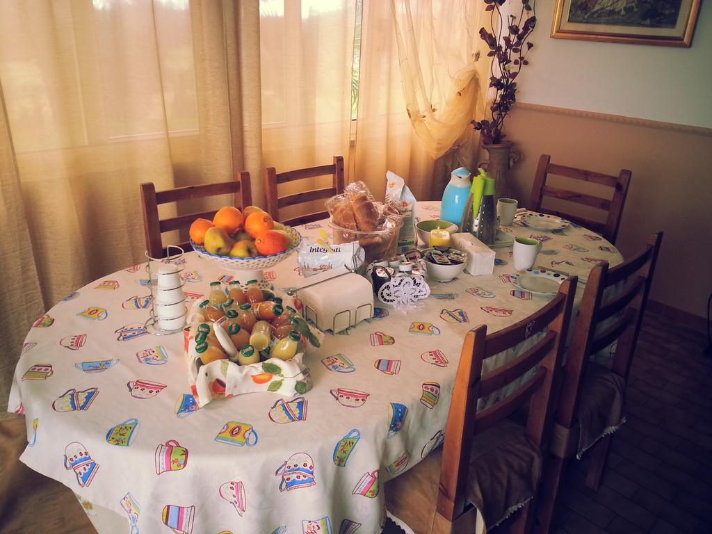 ポメツィア La Finestra Sul Cortile Bed & Breakfast エクステリア 写真